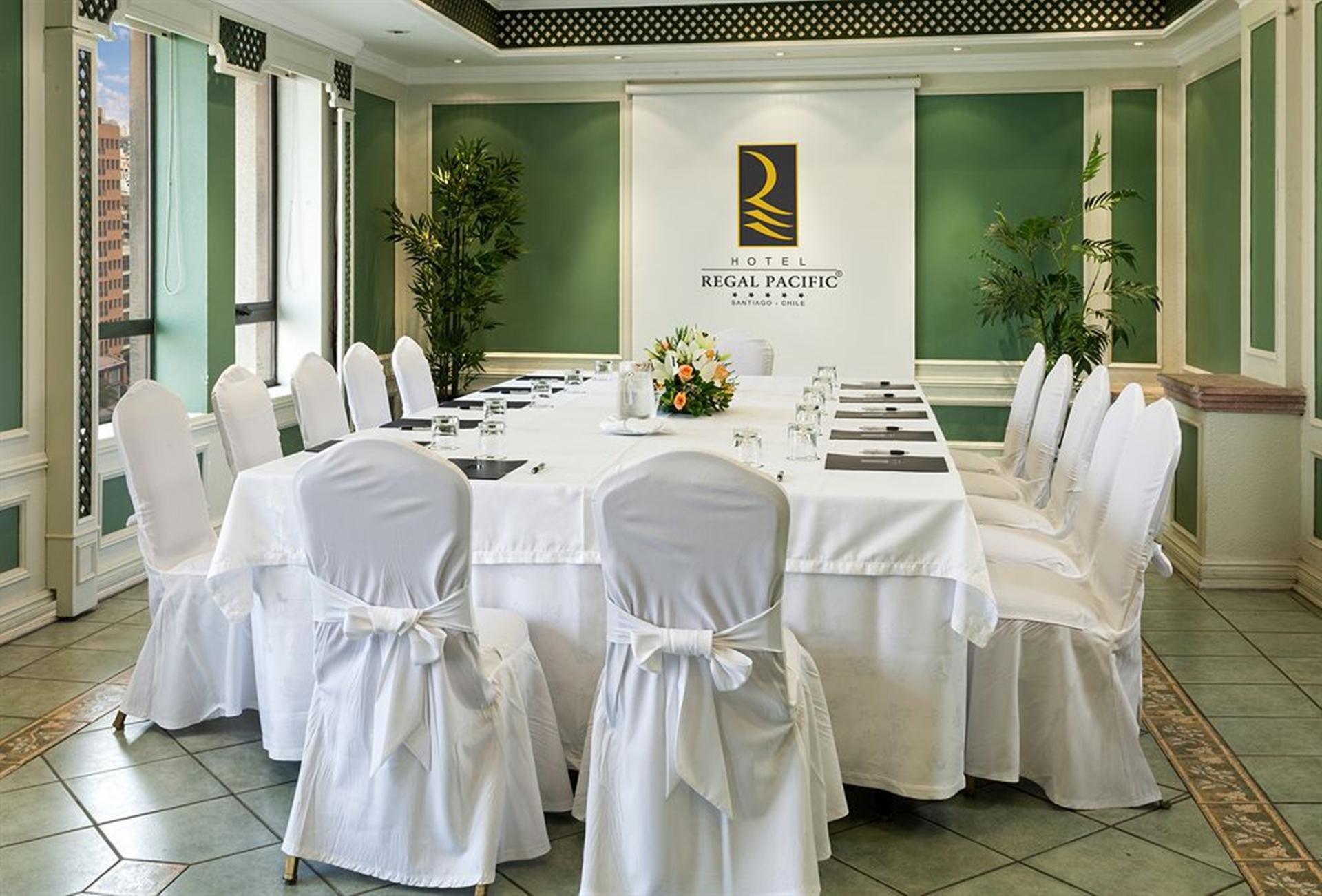 Hotel Regal Pacific סנטיאגו מראה חיצוני תמונה A meeting room at the Royal Pacific Hotel