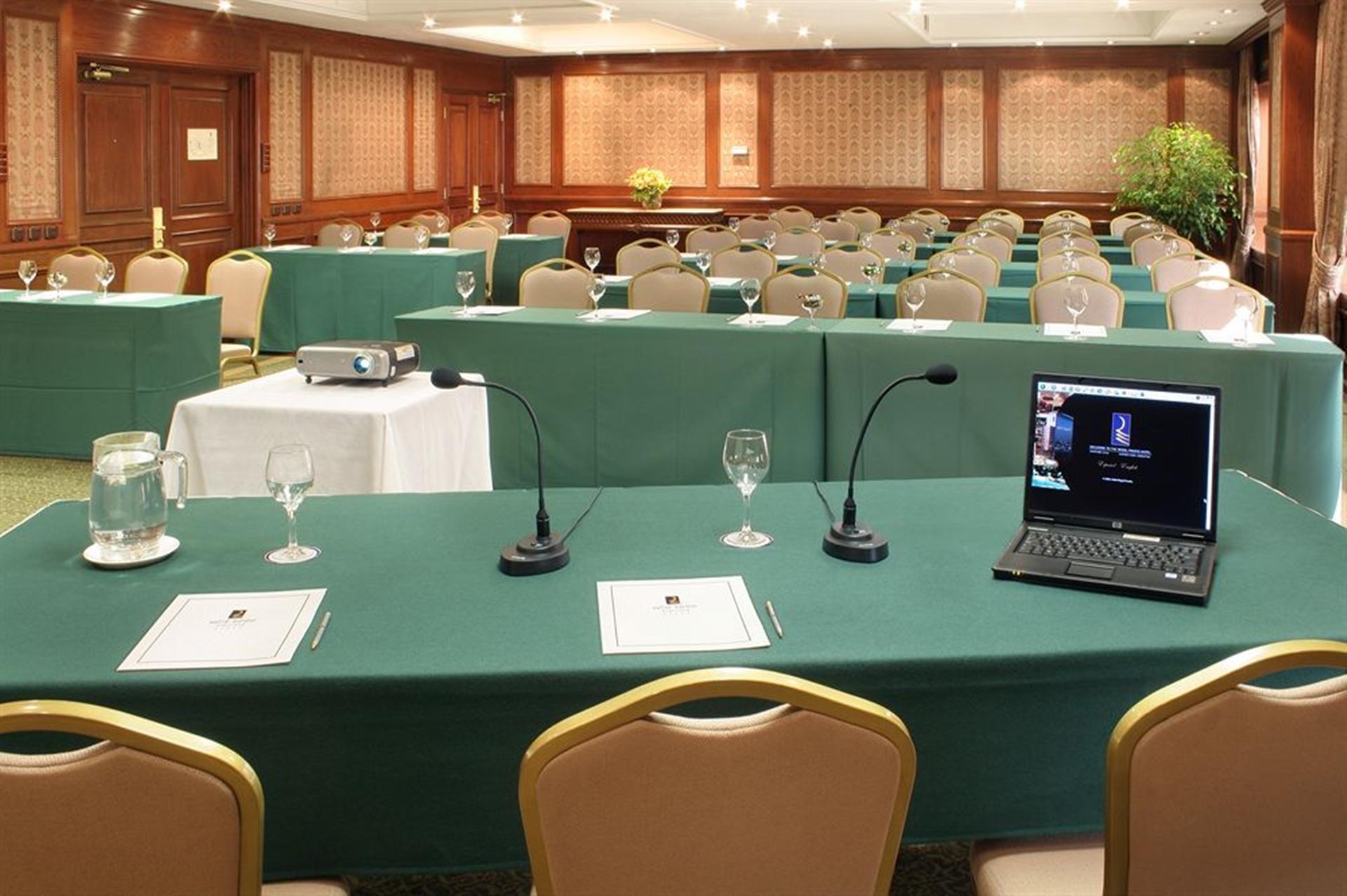Hotel Regal Pacific סנטיאגו מראה חיצוני תמונה A telepresence system in use