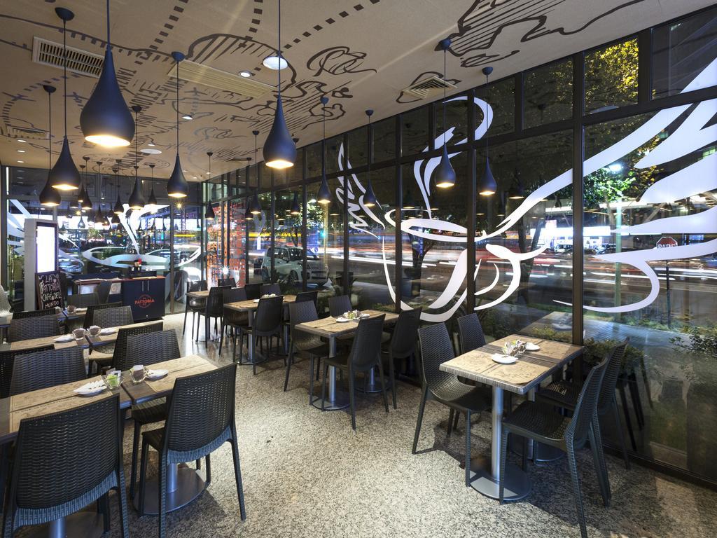 Hotel Regal Pacific סנטיאגו מראה חיצוני תמונה Interior of a Starbucks Reserve store in Shanghai, China
