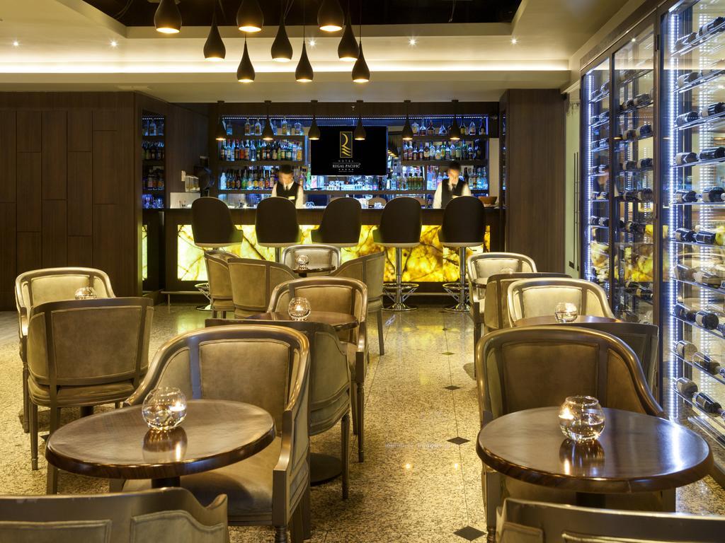 Hotel Regal Pacific סנטיאגו מראה חיצוני תמונה The bar at the hotel