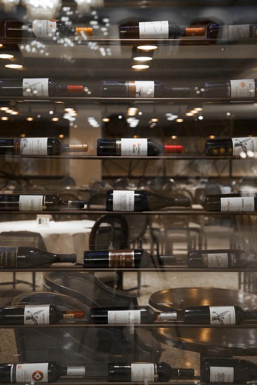 Hotel Regal Pacific סנטיאגו מראה חיצוני תמונה Wine bottles at a restaurant